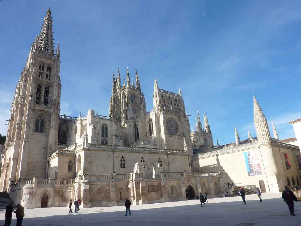 Visiter les villes de l'intérieur de l'Espagne 1 La cathédrale de Burgos depuis l'esplanade