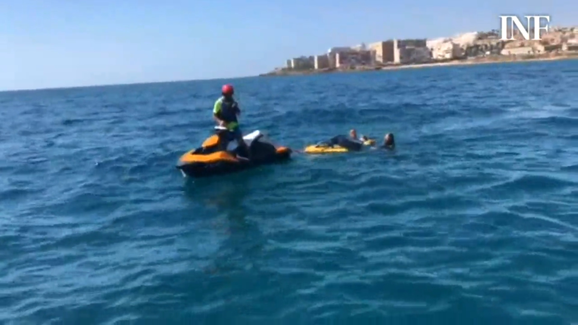 Une raie manta sauvée sur la plage au sud d'Alicante