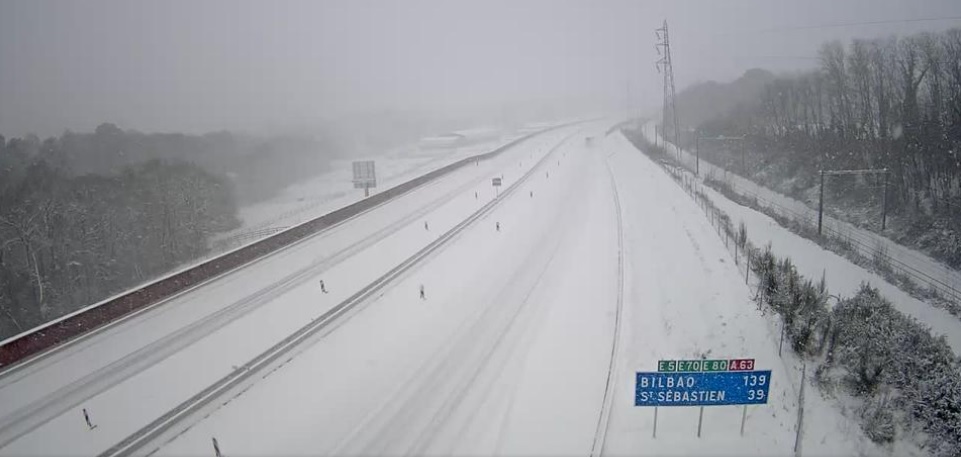Les voies d'accès à l'Espagne sont bloquées sous la neige