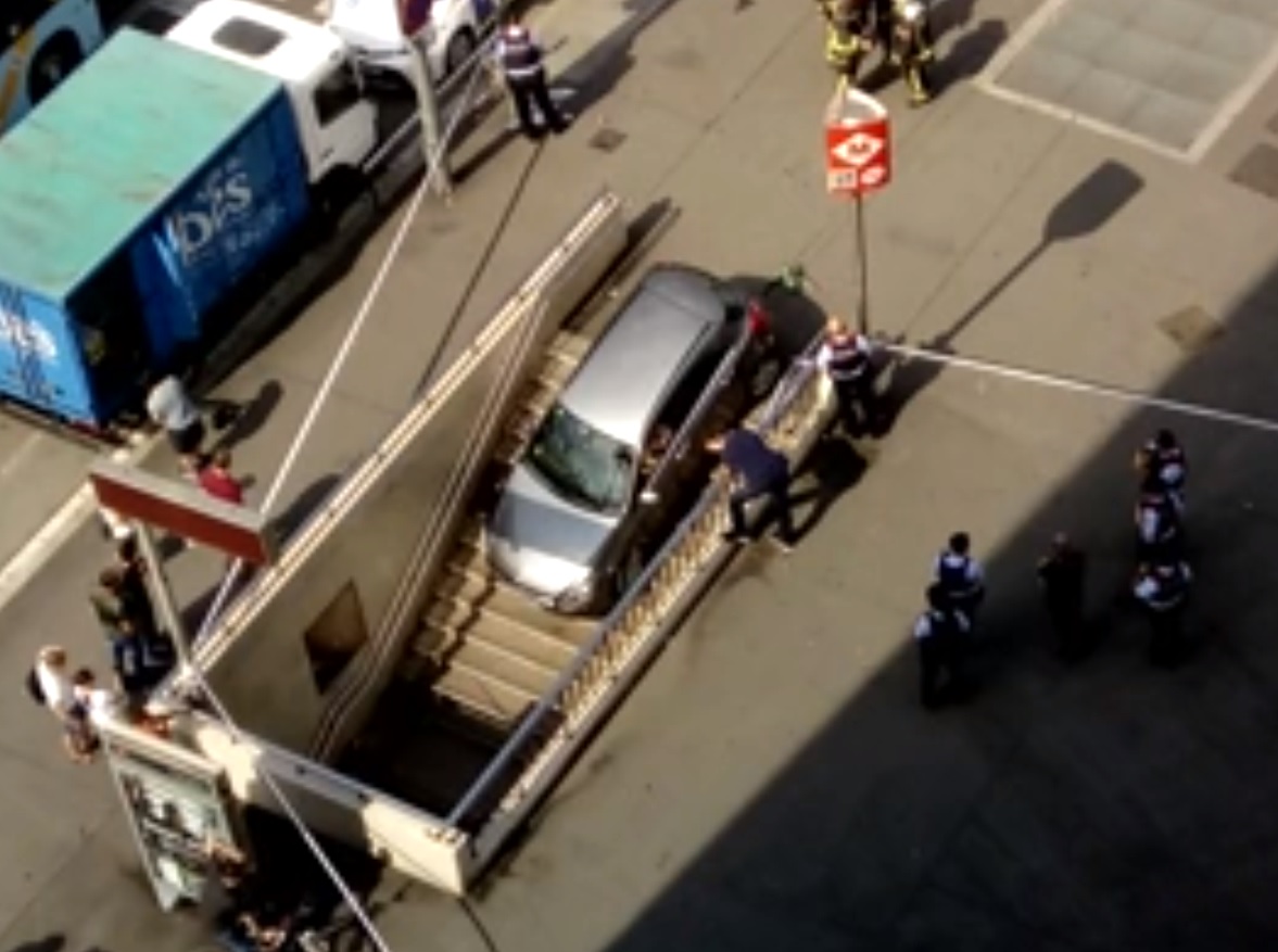 Une voiture descend par accident les escaliers du METRO de la place d'Espagne à Barcelone