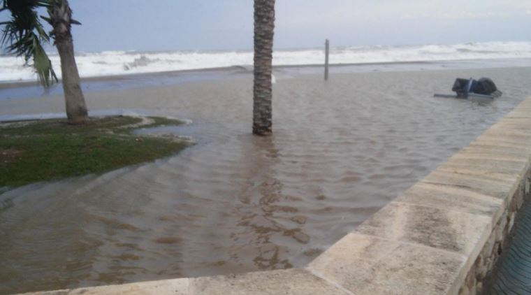 Malaga sous les eaux novembre 2015 Plage de la miséricorde Plages submergée à Malaga avec des vagues de 4 mètres