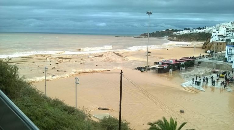Plages du Portugal dévastée novembre 2015 Albufeira inondation Portugal novembre 2015