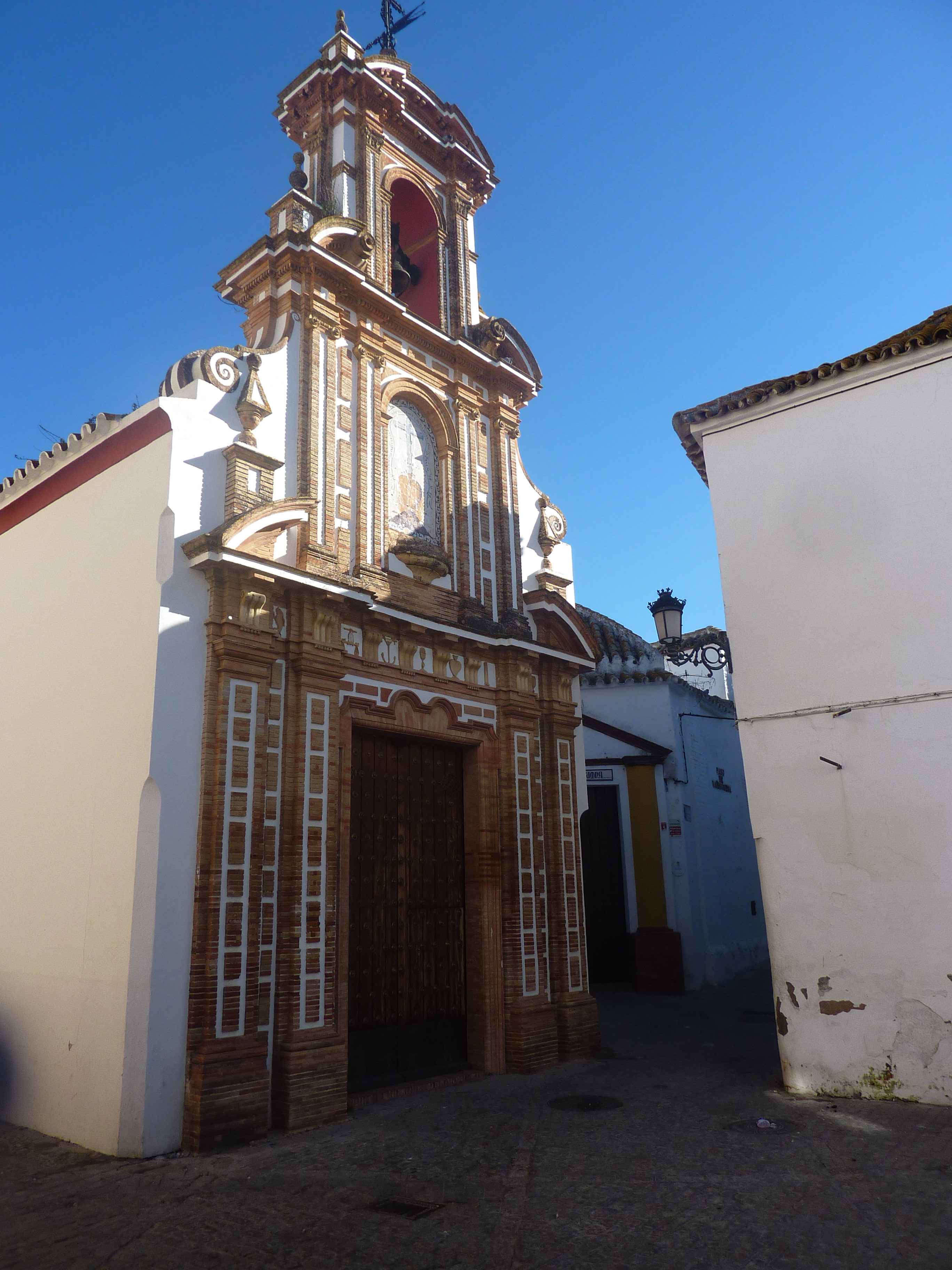 Petite Chapelle Dans Les Rues Pavees De Carmona en Images
