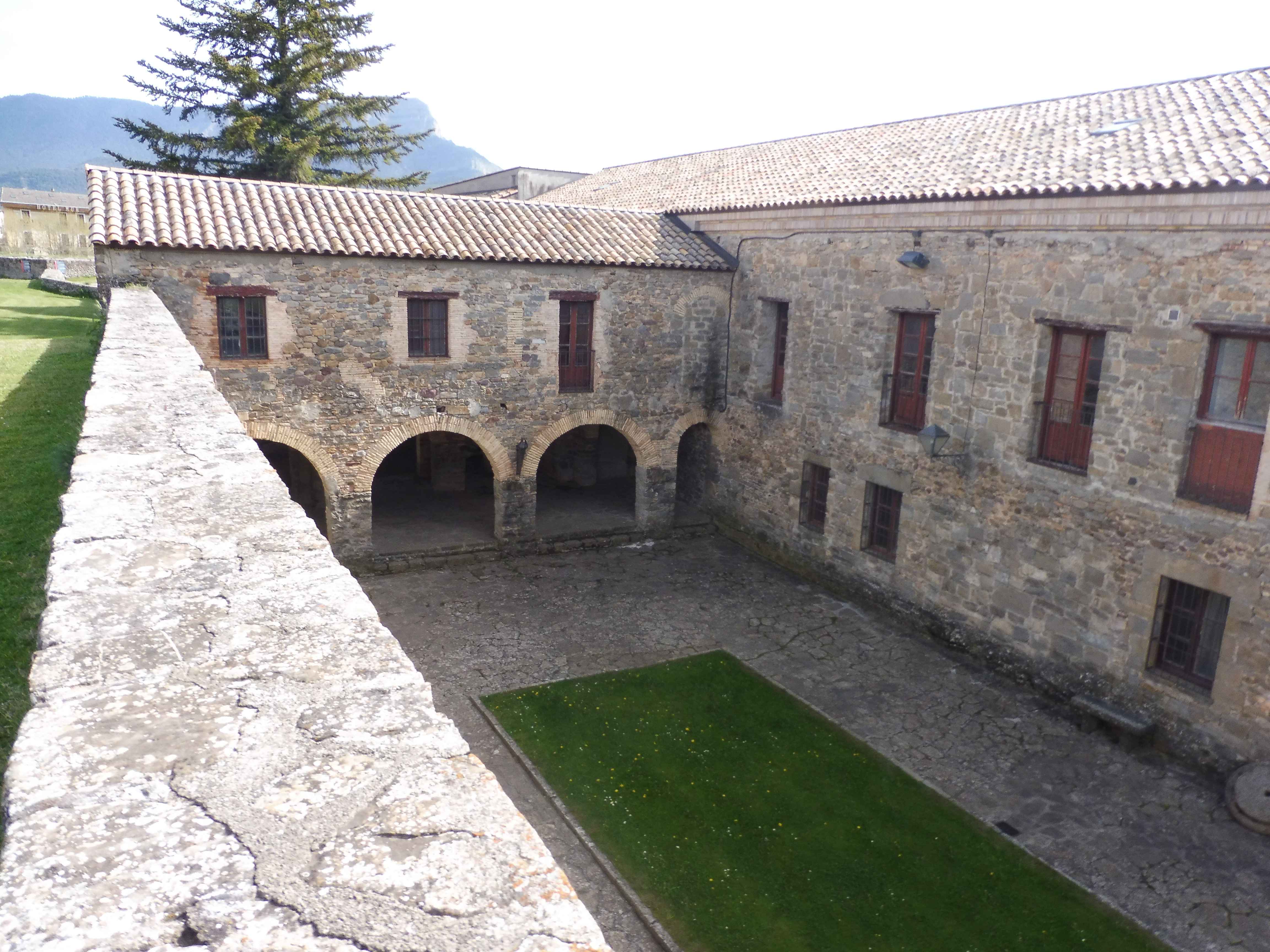 Petite Cours Dans Le Chateau De San Pedro Aragon Pyrenees en Images