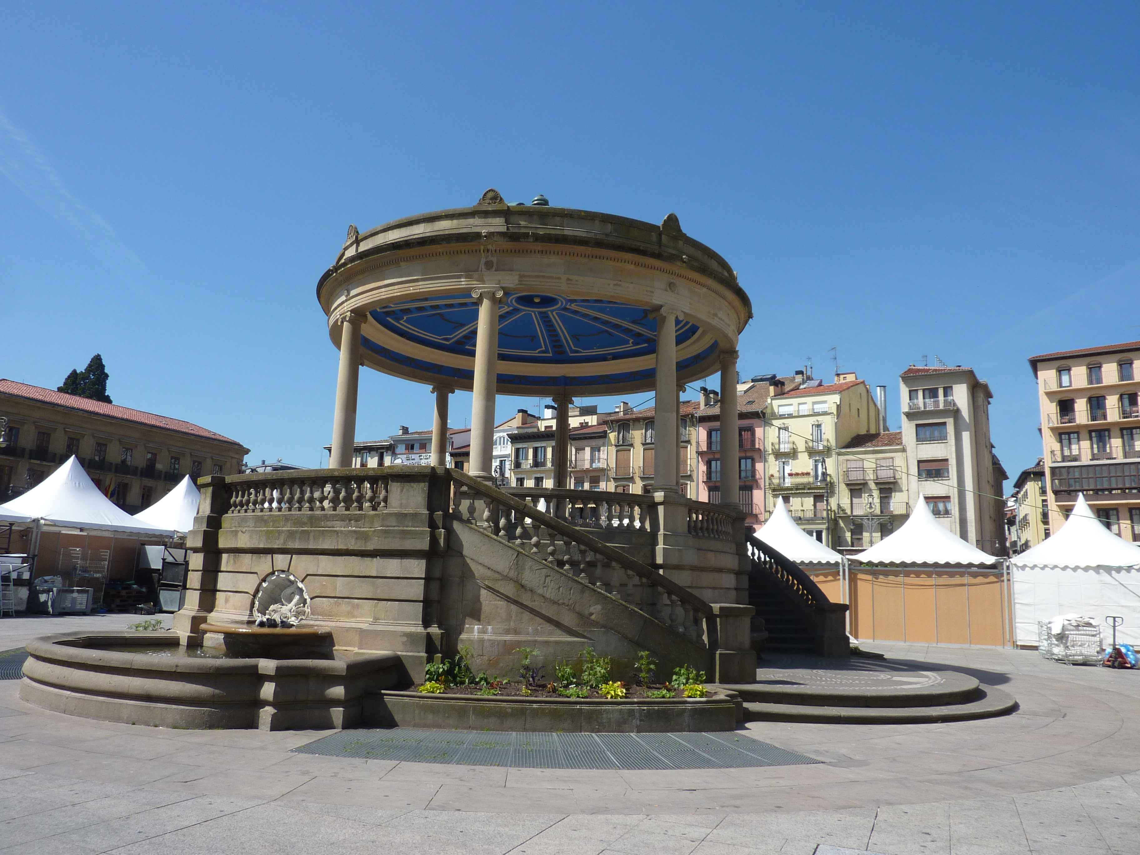 Kiosque Plaza Del Castillo en Images