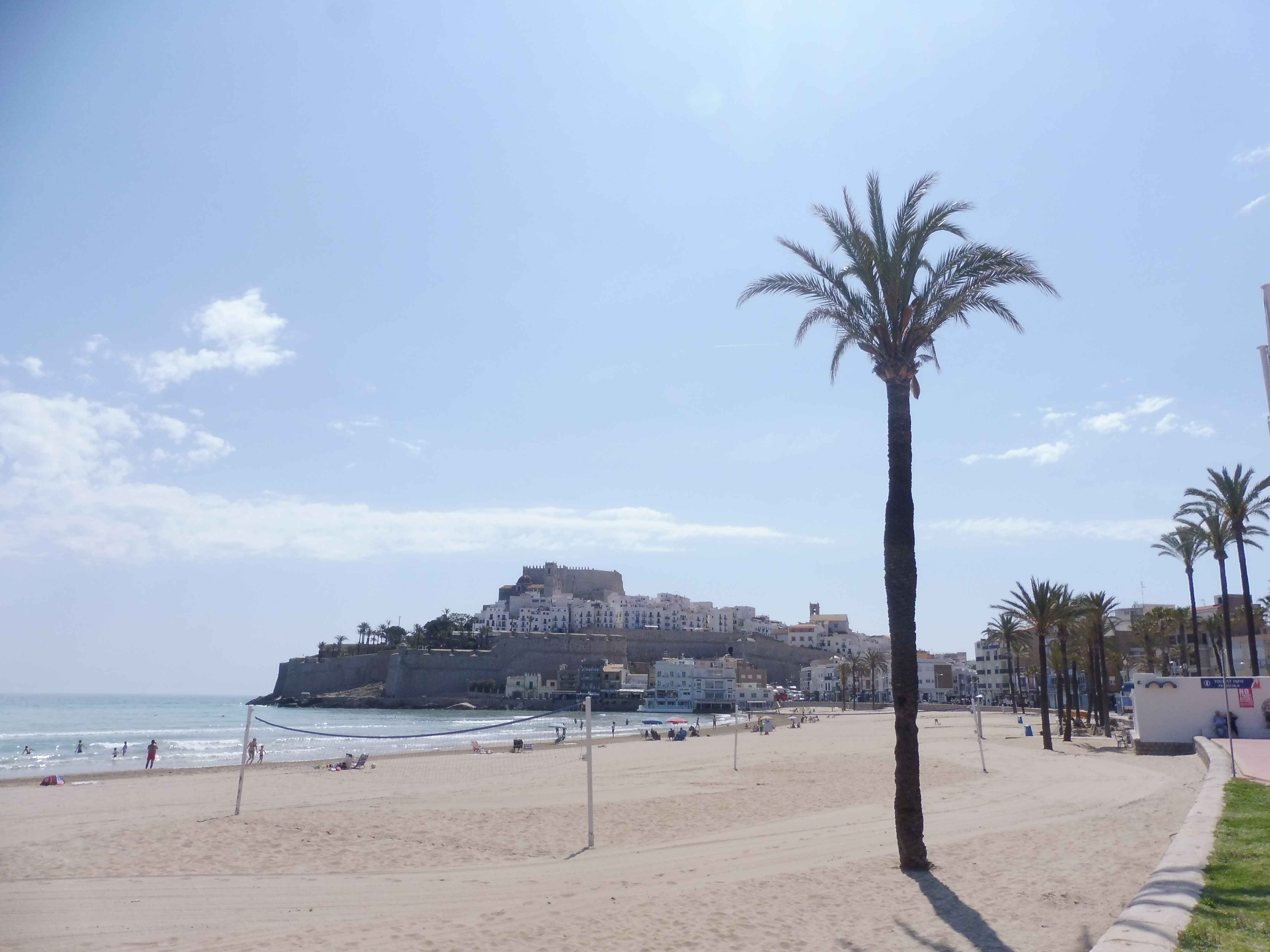 vue-du-chateau-par-la-plage-de-peniscola.jpg