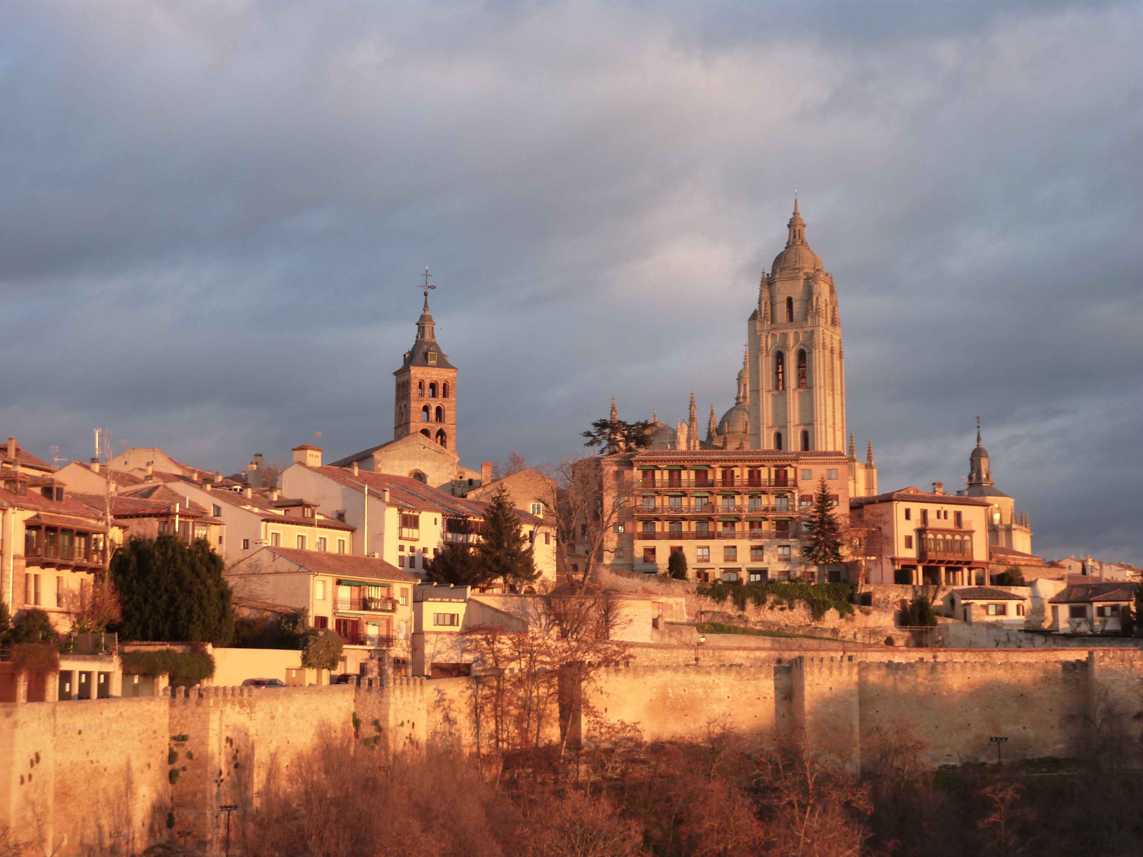 Une Des Plus Belles Villes Au Coucher De Soleil En Espagne en Images