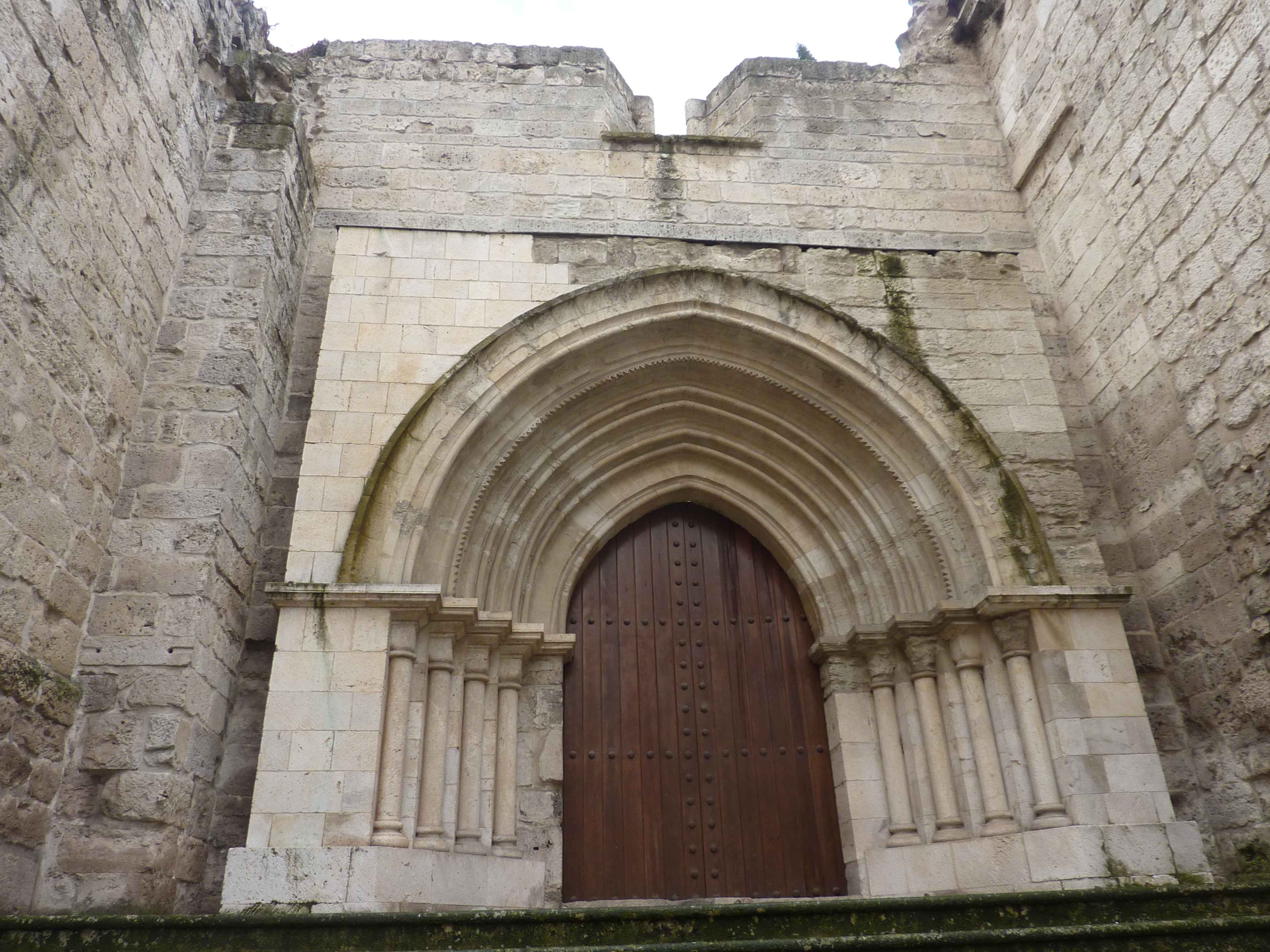 Porte Renovee Derriere La Cathedrale en Images