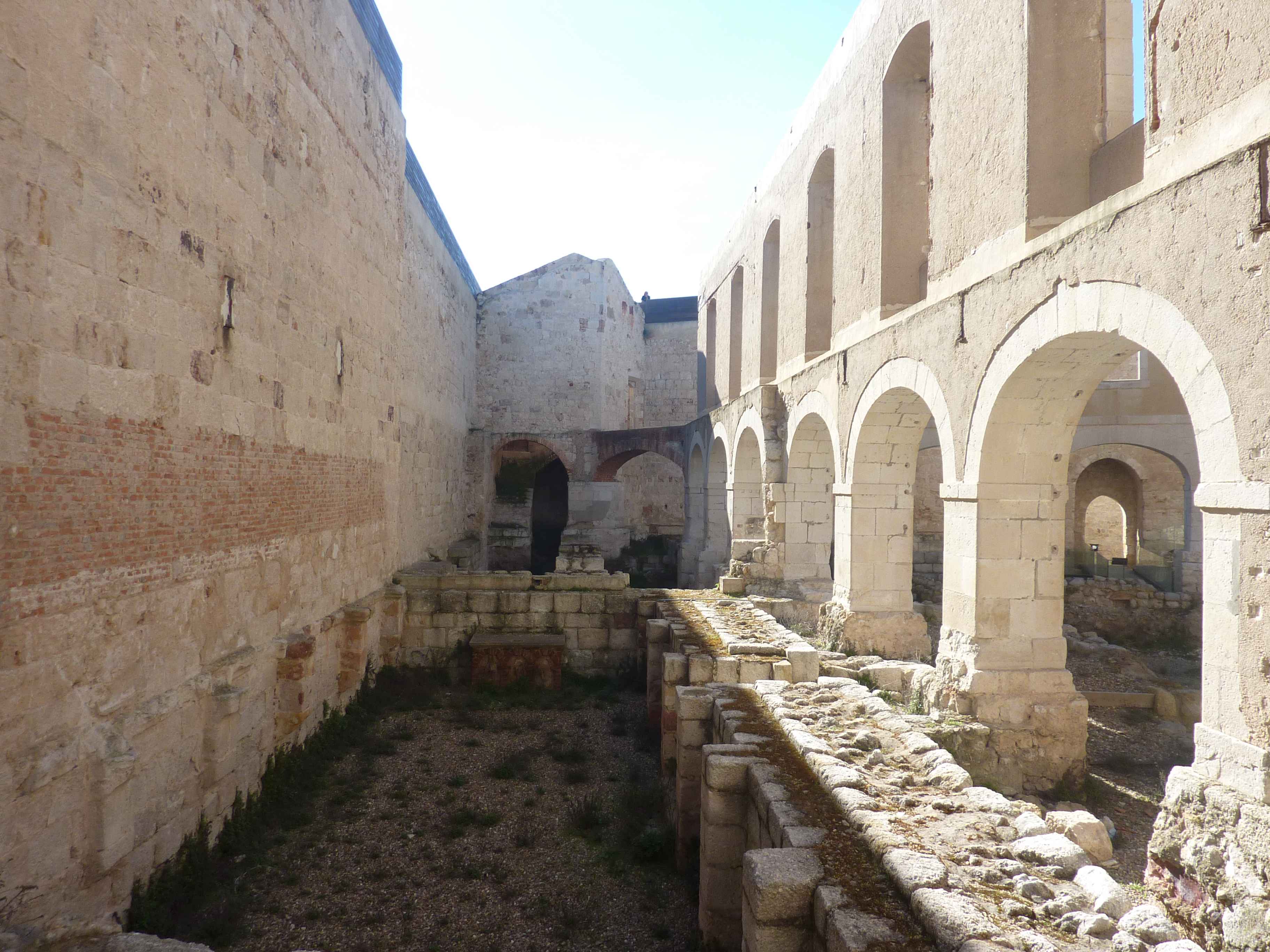 Entre Remparts Anciens Et Maison Plus Moderne Du Chateau De Zamora en Images