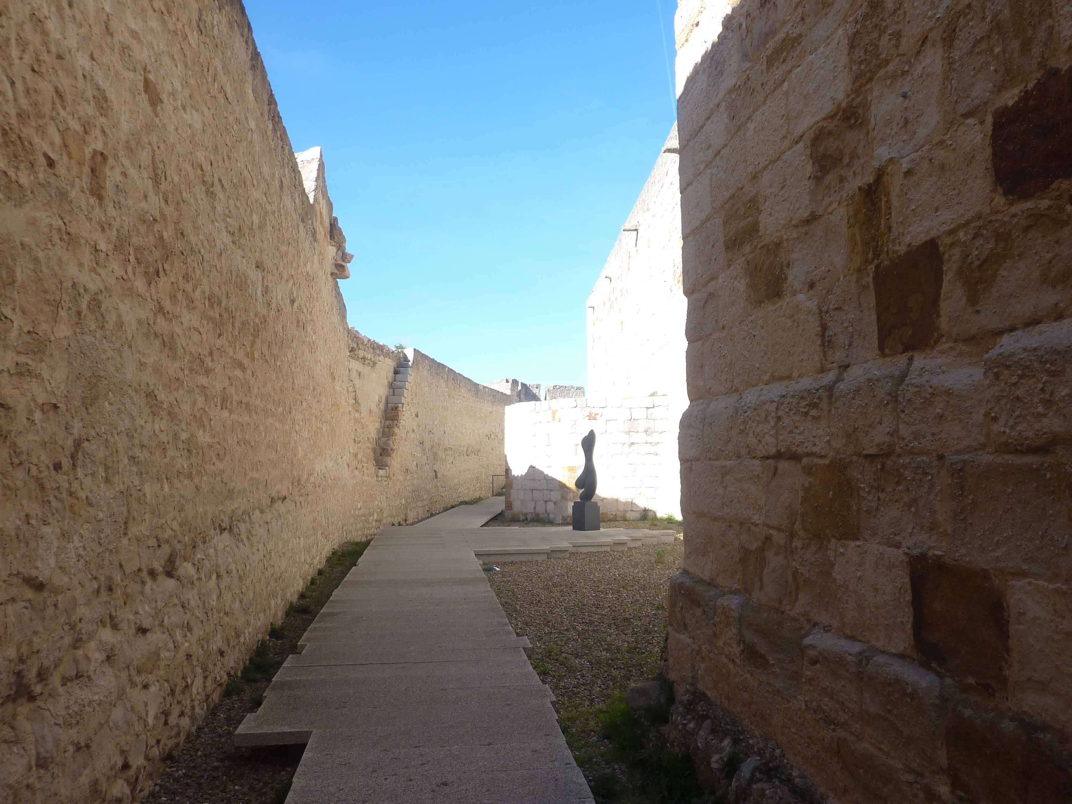 Promenade Le Long Des Remparts Du Chateau De Zamora en Images