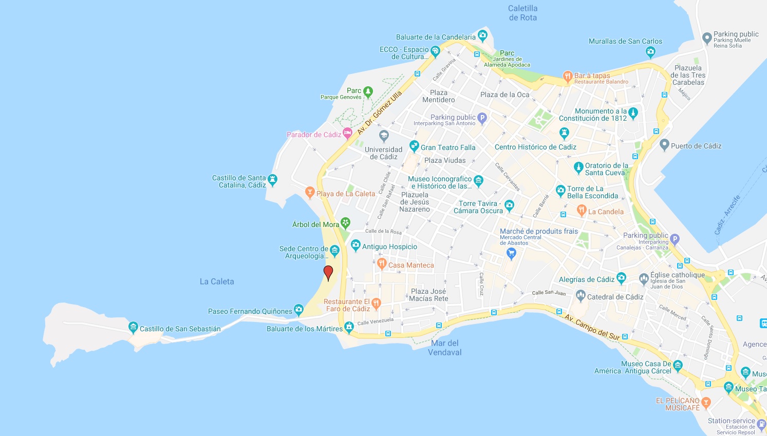 Plage du centre ville de Cadix entre les châteaux